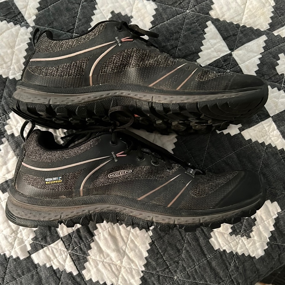 KEEN hiking shoes, size 8